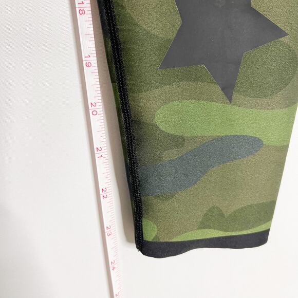 Ultracor Medium M Green Black Camo Stars Knockout Leggings Patent Print Workout - Picture 5 of 12